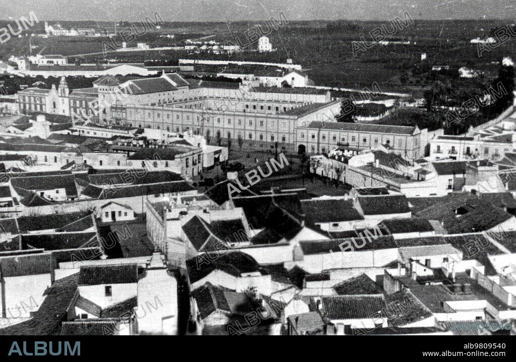 1956. Vista del colegio salesiano de nuestra Señora del Carmen en el pueblo de Utrera (Sevilla).