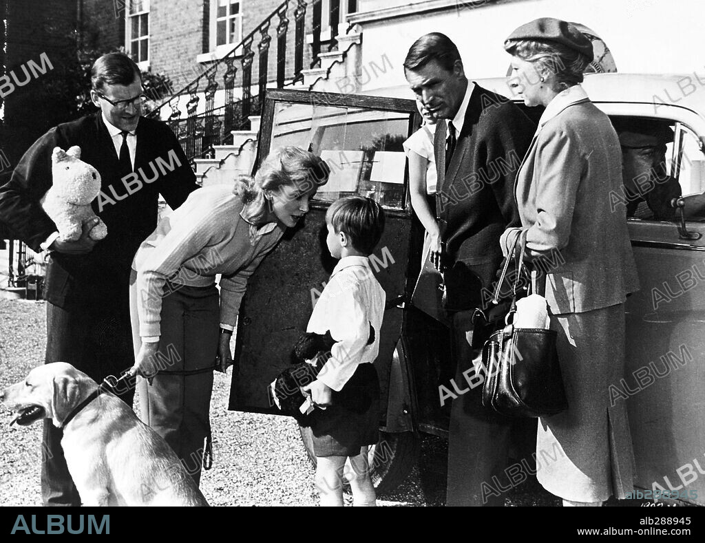 CARY GRANT, DEBORAH KERR and MORAY WATSON in THE GRASS IS GREENER, 1960, directed by STANLEY DONEN. Copyright UNIVERSAL PICTURES.