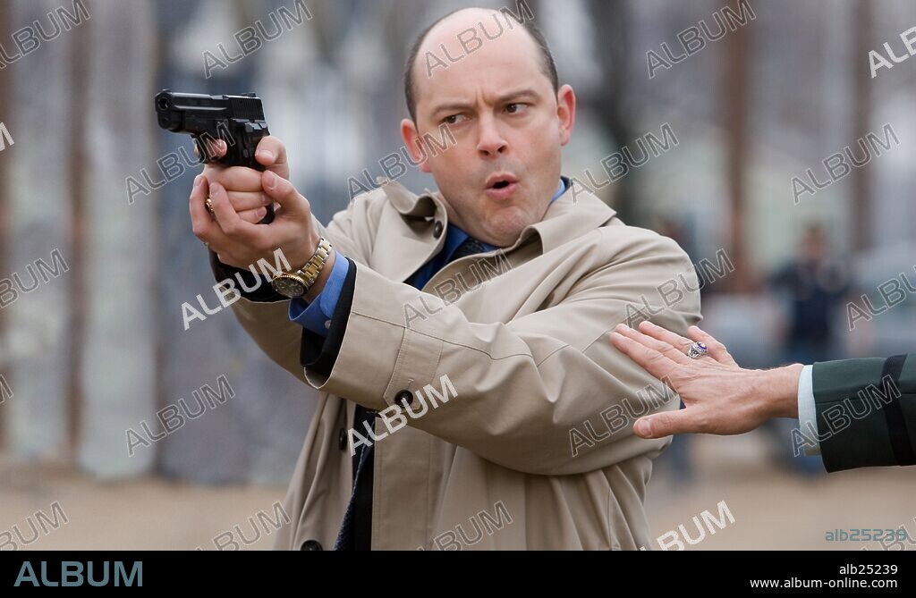 ROB CORDDRY en DOS COLGAOS MUY FUMAOS: FUGA DE GUANTANAMO, 2008 (HAROLD & KUMAR ESCAPE FROM GUANTANAMO BAY), dirigida por HAYDEN SCHLOSSBERG y JON HURWITZ. Copyright KINGSGATE FILMS/MANDATE PICTURES/NEW LINE CINEMA / TRUEBLOOD, JAMIE.