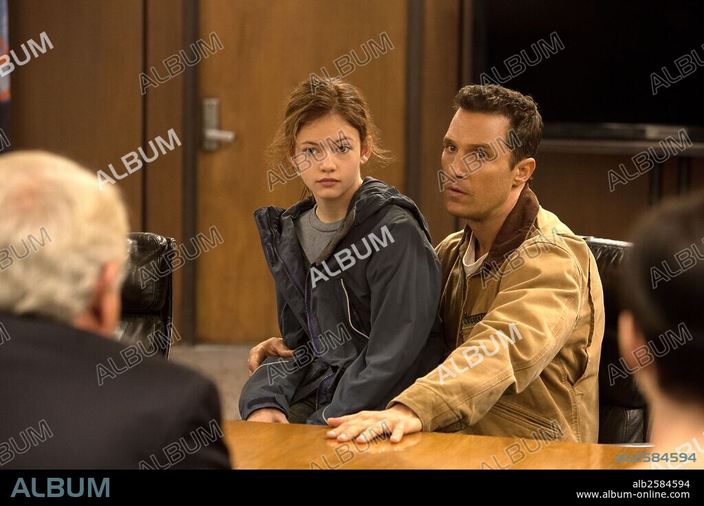 MACKENZIE FOY and MATTHEW McCONAUGHEY in INTERSTELLAR, 2014, directed by CHRISTOPHER NOLAN. Copyright WARNER BROS.