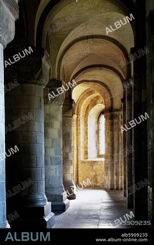 London (England), Tower. (founded 1078 under William the Conqueror, numerous later additions), St. John's Chapel (built 1080). Interior view. Photo, undated.