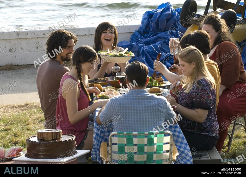 ANDY GARCIA, CARRIE BAKER REYNOLDS, DOMINIK GARCIA-LORIDO, EZRA MILLER, HOPE GLENDON ROSS, JULIANNA MARGULIES and STEVEN STRAIT in CITY ISLAND, 2009, directed by RAYMOND DE FELITTA. Copyright CINESON ENTERTAINMENT/MEDICI ENTERTAINMENT / CARUSO, PHILLIP.
