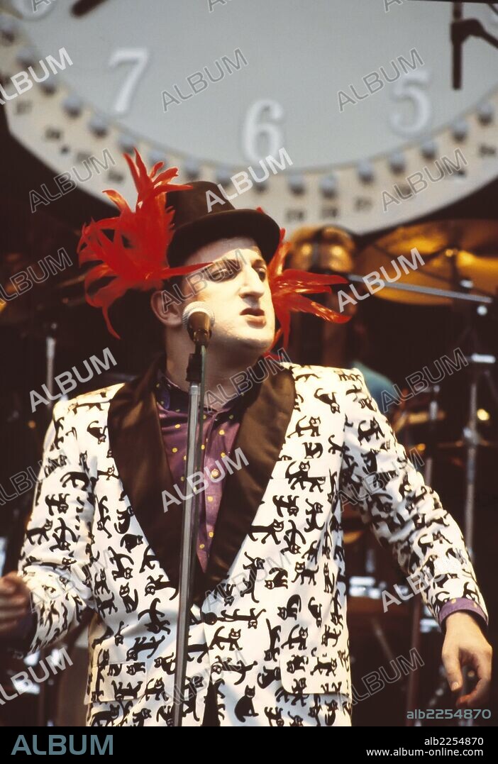 JAVIER GURRUCHAGA. CANTANTE ESPAÑOL. 1958 -. ACTUACION CON LA ORQUESTA MONDRAGON EN EL AÑO 1979.