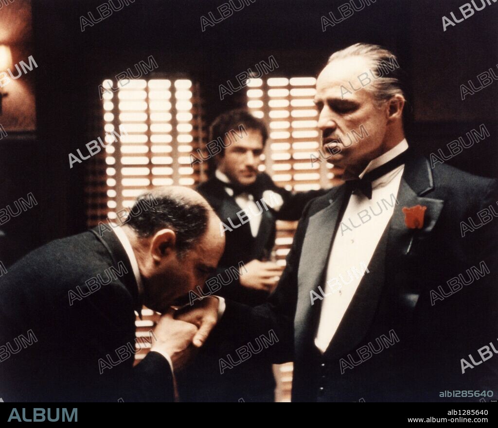 JAMES CAAN, MARLON BRANDO y SALVATORE CORSITTO en EL PADRINO, 1972 (THE GODFATHER), dirigida por FRANCIS FORD COPPOLA. Copyright PARAMOUNT PICTURES.