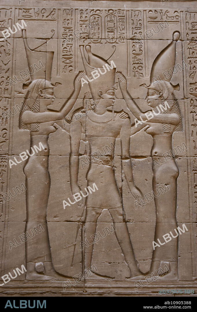 Egipto. Edfú. Templo de Horus. Construido entre 237 a.C. y 57 a.C. Dedicado al dios halcón Horus. Bajorrelieve en uno de los muros. Coronación del faraón Ptolomeo IV (221 a.C.-204 a.C.).
