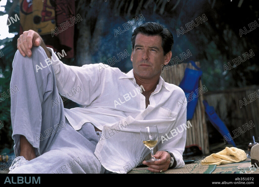 PIERCE BROSNAN in THE TAILOR OF PANAMA, 2001, directed by JOHN BOORMAN. Copyright COLUMBIA PICTURES / HESSION, JONATHAN.