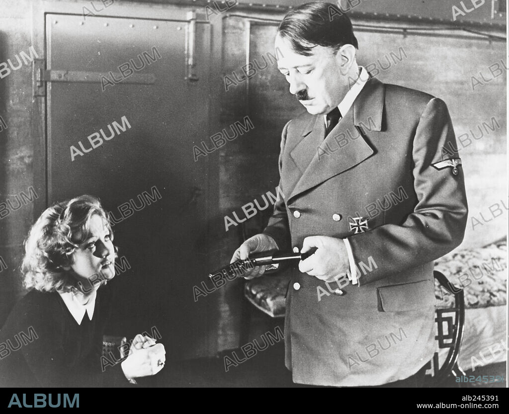 Adolf Hitler et ALEC GUINNESS. ALEC GUINNESS dans HITLER: THE LAST TEN DAYS, 1973, réalisé par ENNIO DE CONCINI. Copyright PARAMOUNT PICTURES.