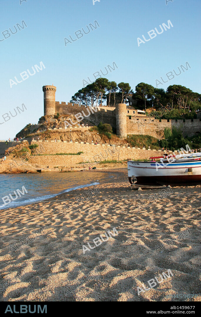 CATALUÑA. TOSSA DE MAR. Vista de las murallas y torre de esta antigua población fortificada (s. XII-XIV), al atardecer, desde la Playa. Provincia de Girona. Comarca de La Selva. (Costa Brava) .