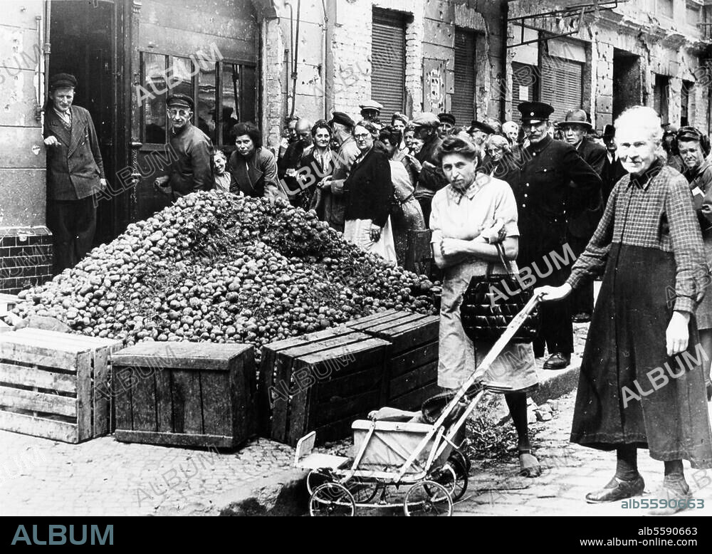 Berlin, été 1945. Seconde Guerre mondiale, Fin de la guerre / Pénurie alimentaire:. Distribution de pommes de terre. Photo, 28 août 1945.
