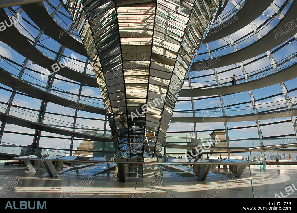 ARTE S. XX. ALEMANIA. REICHSTAG. Sede del Parlamento alemán. Interior de la CUPULA diseñada por el arquitecto inglés Norman Foster. Berlín.