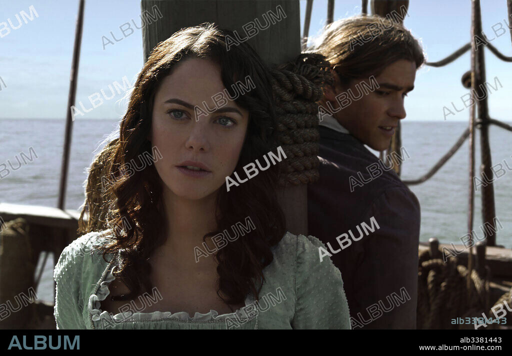 BRENTON THWAITES y KAYA SCODELARIO en PIRATAS DEL CARIBE 5: LA VENGANZA DE SALAZAR, 2017 (PIRATES OF THE CARIBBEAN: DEAD MEN TELL NO TALES), dirigida por ESPEN SANDBERG y JOAQUIN ROA. Copyright WALT DISNEY PICTURES/JERRY BRUCKHEIMER FILMS/INFINITUM NIHIL.