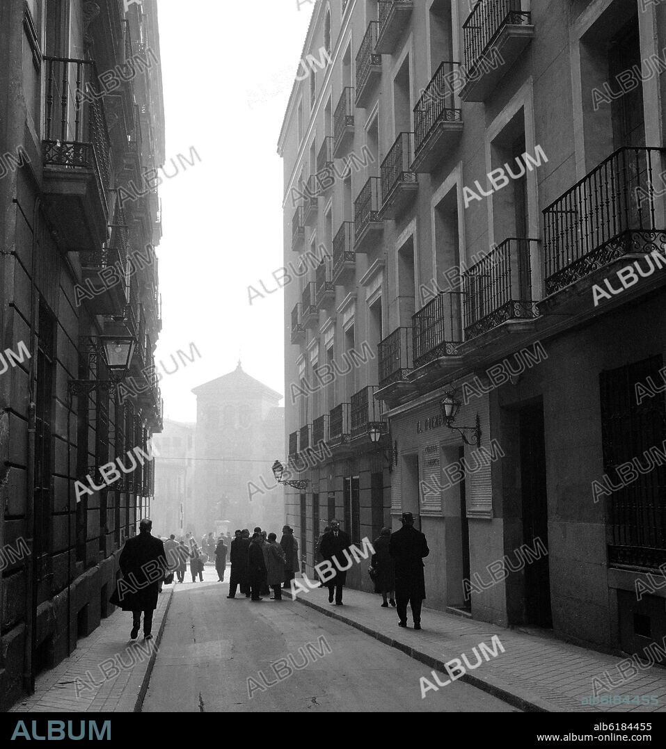 CALLE DE LOS SEÑORES DE LUZON CON LA PLAZA DE LA VILLA AL FONDO - FOTOGRAFIA EN BLANCO Y NEGRO - AÑOS 60.
