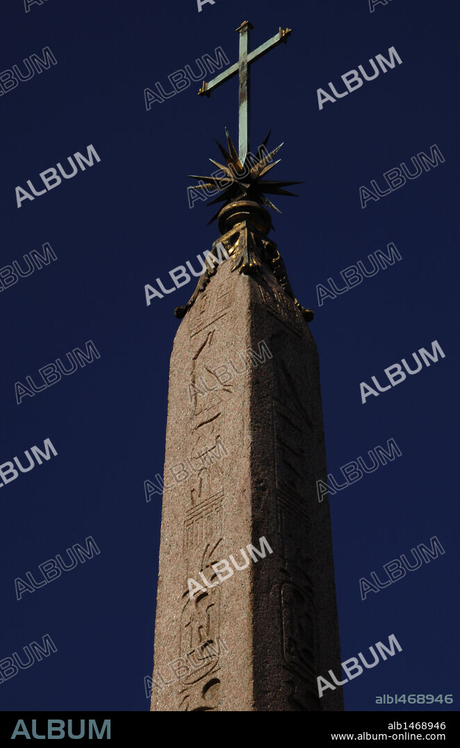 ARTE EGIPCIO. OBELISCO fechado en época de Ramsés II (Dinastía XIX), ubicado en 1711 sobre la fuente de Giacomo della Porta, en la Plaza de la Rotonda. Coronado por una estrella y una cruz. ROMA. Italia.