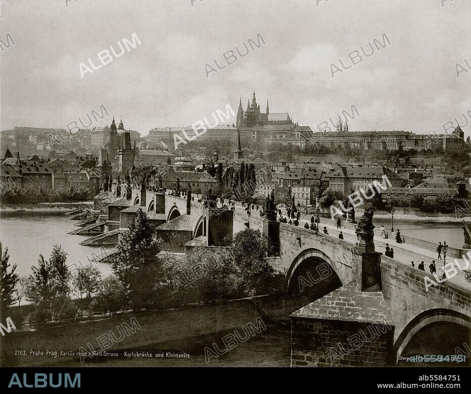 Prag, Karlsbrücke über die Moldau. (1357-1503 erbaut). Ansicht der Karlsbrücke gegen die Kleinseite; im Hintergrund der Hradschin mit Veitsdom. Photographie, 1900 (Stempel & Co., Dresden).