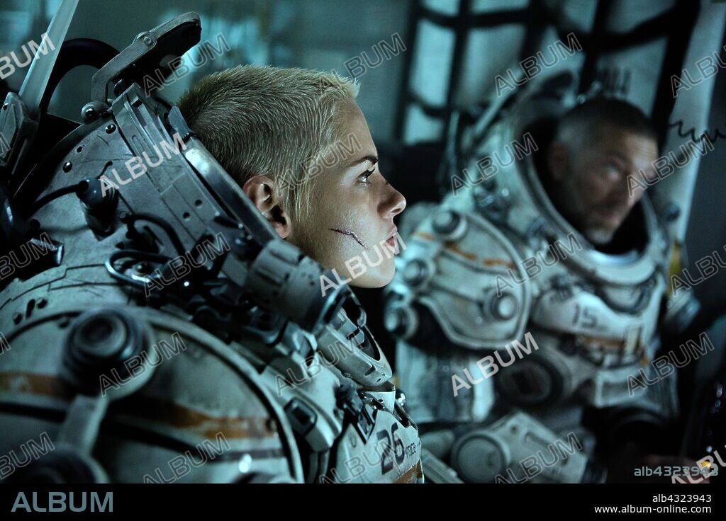 KRISTEN STEWART et VINCENT CASSEL dans UNDERWATER, 2020, réalisé par WILLIAM EUBANK. Copyright 20TH CENTURY FOX.