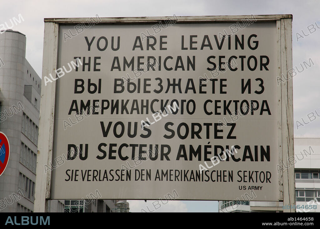 CARTEL DEL "CHECKPOINT CHARLIE", el más famoso de los pasos fronterizos del Muro de Berlín, entre las dos zonas de la ciudad. BERLIN. Alemania.