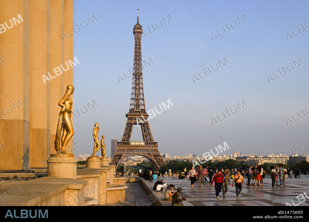 TURISTAS en los JARDINES DE TROCADERO, con la TORRE EIFFEL, al fondo. Las esculturas de bronce dorado pertenecen al PALACIO CHAILLOT (1937). PARIS. Francia.