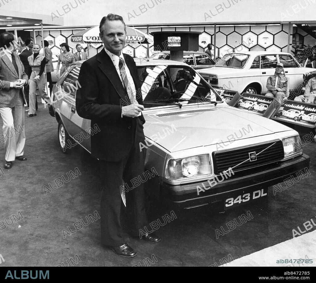 1977-09-15. Volvo 343 DL i allra senaste utförandet och mannen som har ansvaret för att den säljs i Sverige, Volvobils chef Urban Ahrén. 343 bakom Ahrén har äntligen välgjord inredning och sollucka av senaste modell. Den kan antingen skjutas bakåt eller höjas i bakkant. Uppåt 2 000 kr extra beräknas solluckan kosta.. Foto: Lennart Öjesten / Expressen / TT / Kod: 192 . ** AFTONBLADET OUT **.