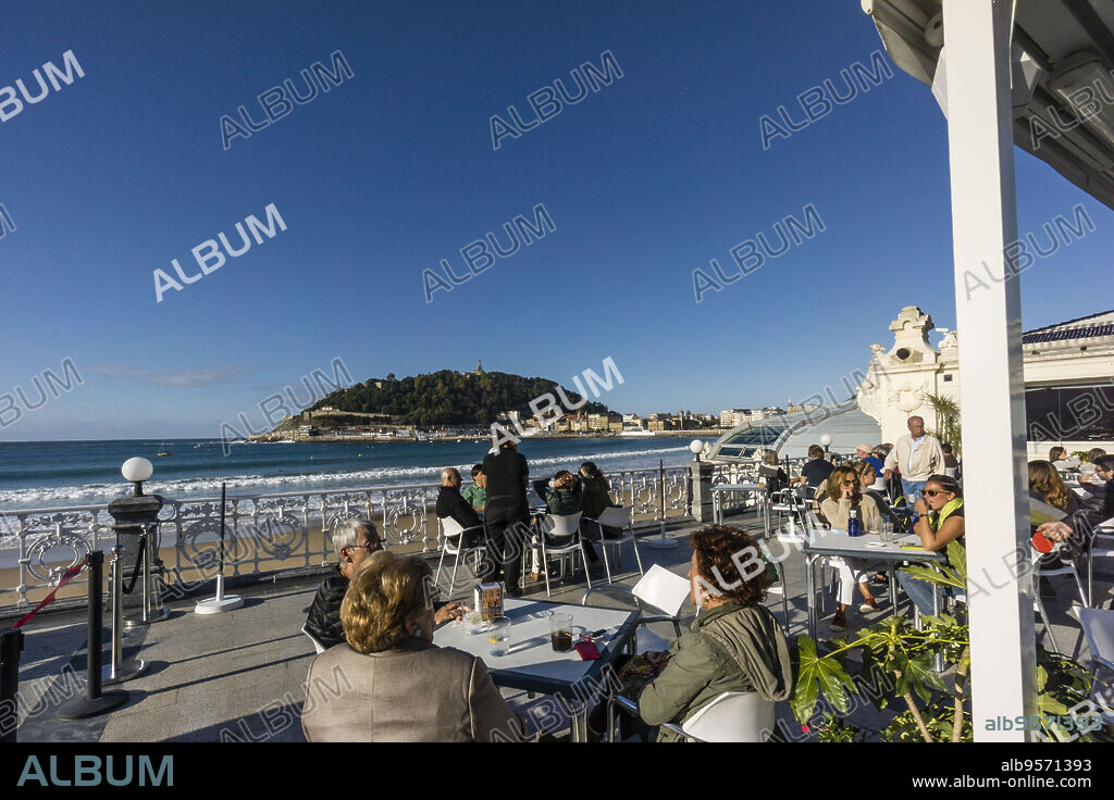 cafeteria en el paseo de Ondarreta, San Sebastian,playa de la Concha,Guipuzcoa, Euzkadi, Spain.