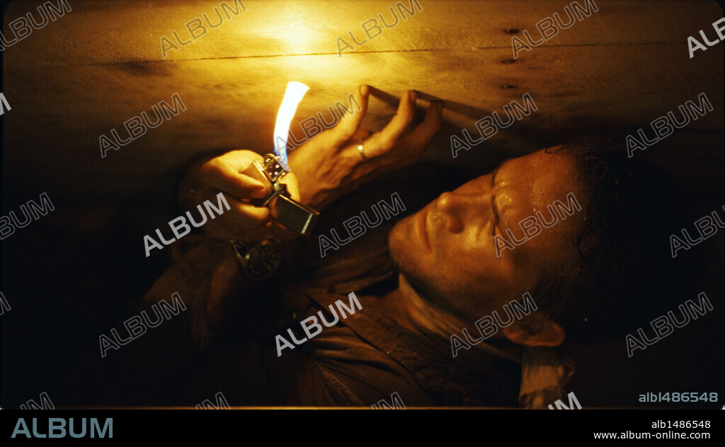 RYAN REYNOLDS en BURIED [ENTERRADO], 2010 (BURIED), dirigida por RODRIGO CORTES. Copyright VERSUS ENTERTAINMENT.
