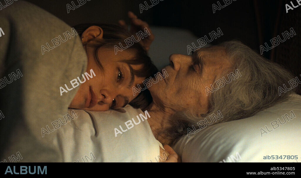 ALMUDENA AMOR et VERA VALDEZ dans LA ABUELA, 2021, réalisé par PACO PLAZA. Copyright Apache Films / Atresmedia Cine.