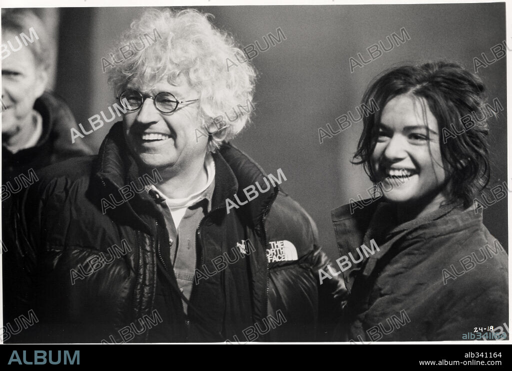 JEAN-JACQUES ANNAUD and RACHEL WEISZ in ENEMY AT THE GATES, 2001, directed by JEAN-JACQUES ANNAUD. Copyright TRI STAR PICTURES.