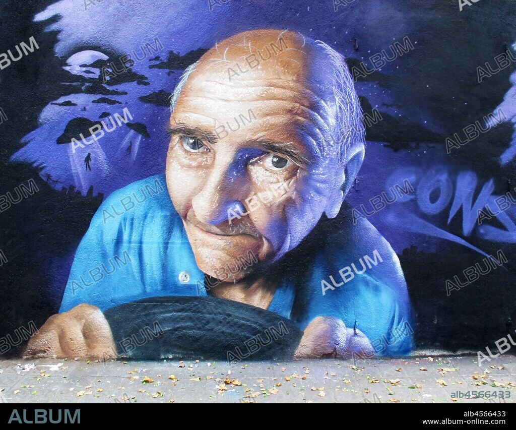 Pintura hiperrealista de abuelo con sombrero en la mano, graffiti mural, calle Selva de Mar, barrio Poblenou, Barcelona en 2016.