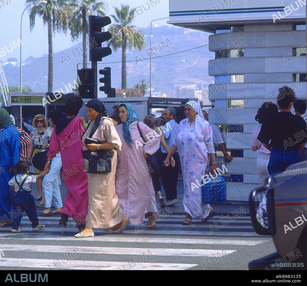 PASEO DEL REBELLIN-PASO DE PEATONES-MUJERES ARABES CRUZANDO - FOTO AÑOS 90.