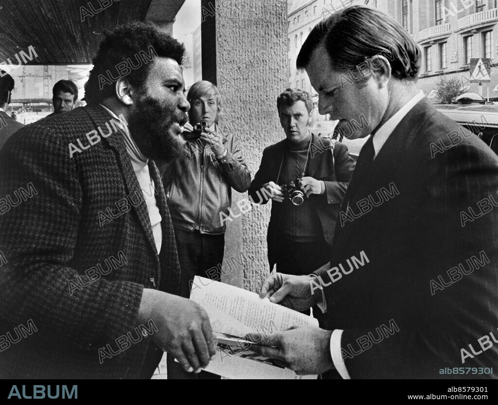 ARKIV 19710919. Den amerikanske senatorn Edward Kennedy träffar den amerikanske vietnamdesertören Sherman Adams som lämnar över ett par akter för att vias att CIA bedriver rasistisk verksamhet i Sverige. Kennedy var på Sverigebesök för studera svensk sjukvård där han bl.a. har besökte Kiruna Lasarett, Danderyds sjukhus och Talluddens ålderdomshem under några dagar i september 1971.. Foto: Jan Björsell / SVD / SCANPIX / Kod: 11014.