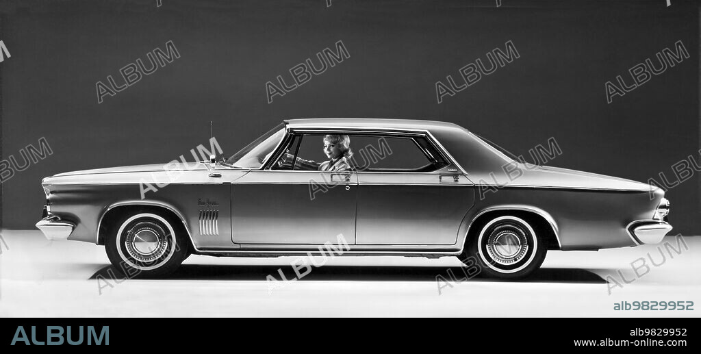 United States 1963, The 1963 Chrysler New Yorker hardtop.