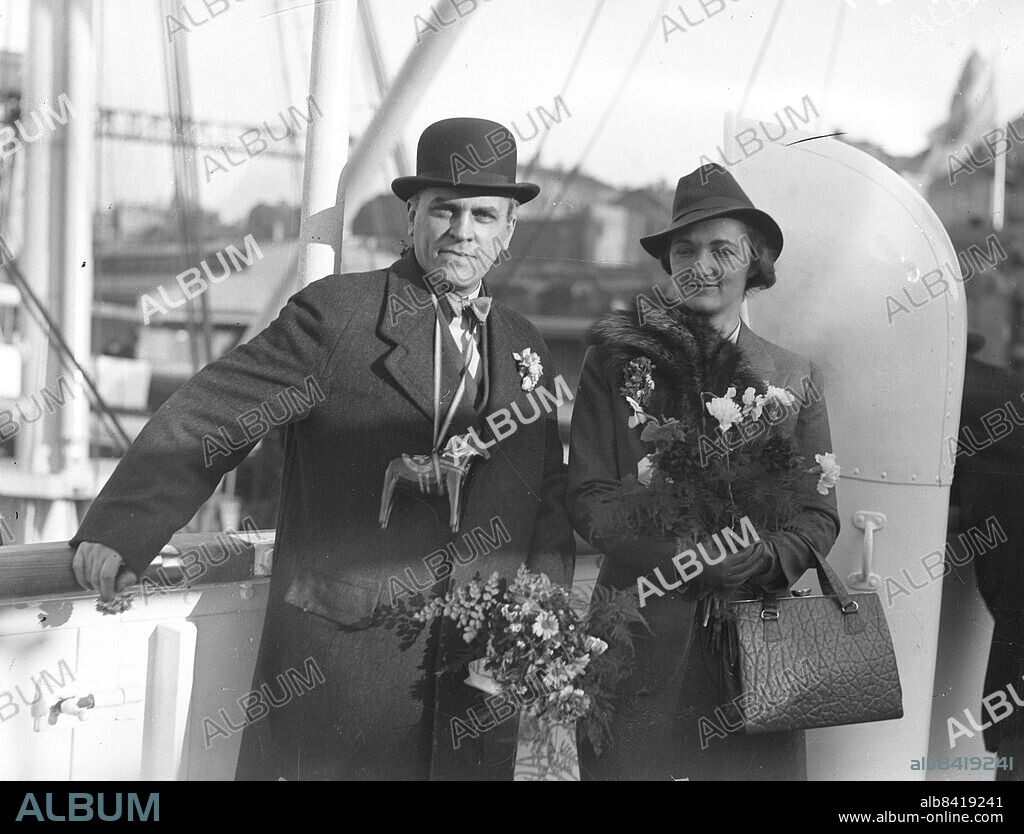 Göteborg 1939-04-01 - Ombord på en amerikabåt - detta par återvänder till USA och mannen bär en dalahäst i ett band runt halsen - de har även fått en bukett blommor var - *** Local Caption *** GT Låda 1939-april-01. KAMERAREPORTAGE.