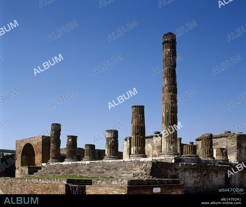 ARTE ROMANO. ITALIA. TEMPLO DE JUPITER. Edificado en el 150 a. C, sobre un alto podio. Llegó a ser el principal templo de la ciudad. Vista general de sus ruinas. POMPEYA. La Campania.