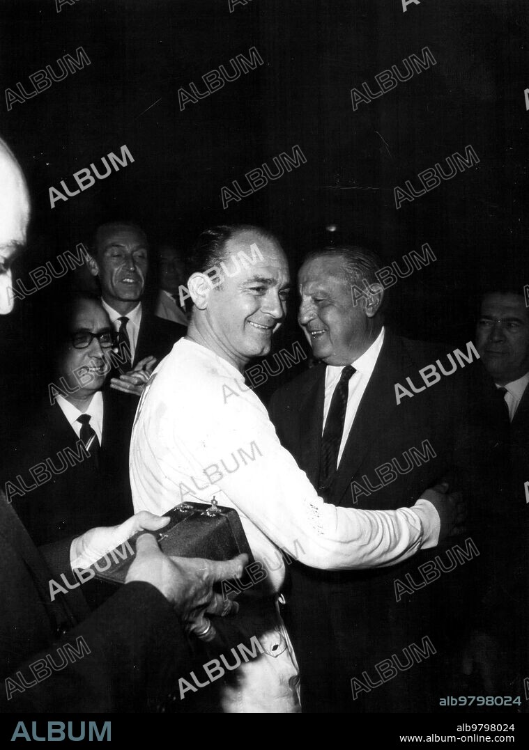 Madrid, 07/06/1967. Partido de despedida de Alfredo Di Stefano en el estadio Santiago Bernabéu, entre el Real Madrid y el Celtic de Glasgow, que perdieron los blancos por 0 a 1. En la imagen, don Alfredo y don Santiago, se abrazan en el homenaje posterior al encuentro, en el que se le otorgó a la «Saeta Rubia», la Medalla de Oro al Mérito Deportivo.