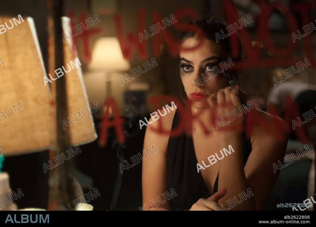 LORENZA IZZO en TOC TOC, 2015 (KNOCK KNOCK), dirigida por ELI ROTH. Copyright DRAGONFLY ENTERTAINMENT / MORENO, EDUARDO.