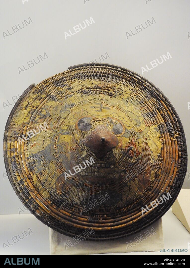Escudo de cestería, llamado Po, decorado con cabeza de tigre. Era portado por la élite de las tropas o"soldados tigres". Hacia 1850, Vietnam. Museo Naval. Madrid. España.