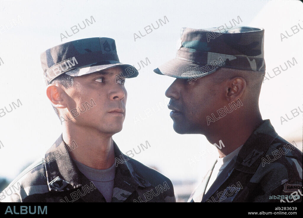 DENZEL WASHINGTON and LOU DIAMOND PHILLIPS in COURAGE UNDER FIRE, 1996, directed by EDWARD ZWICK. Copyright 20TH CENTURY FOX.