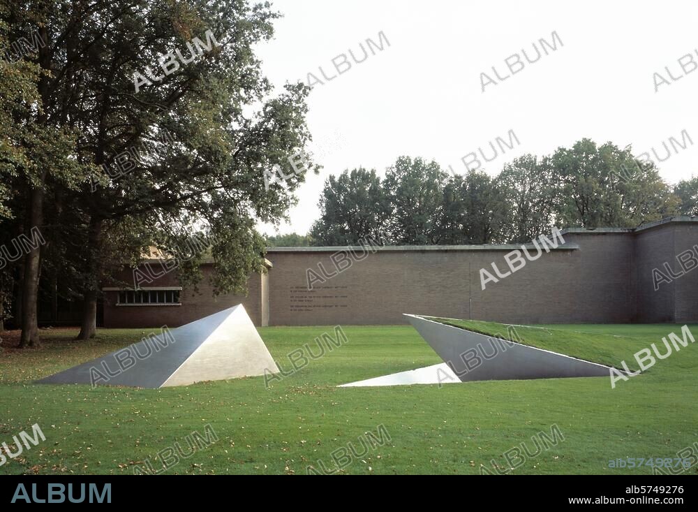 Otterloo, Rijksmuseum Kröller-Müller, Skulpturenpark / Van-de-Velde-Bau von Norden mit 'een Klimaat' von L. Weiner, 1981 . Filmsize: 6 × 9 cm.