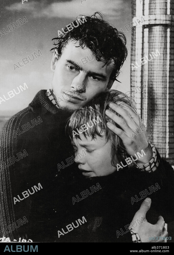 HAYLEY MILLS y HORST BUCHHOLZ en LA BAHÍA DEL TIGRE, 1959 (TIGER BAY), dirigida por J. LEE THOMPSON. Copyright RANK.