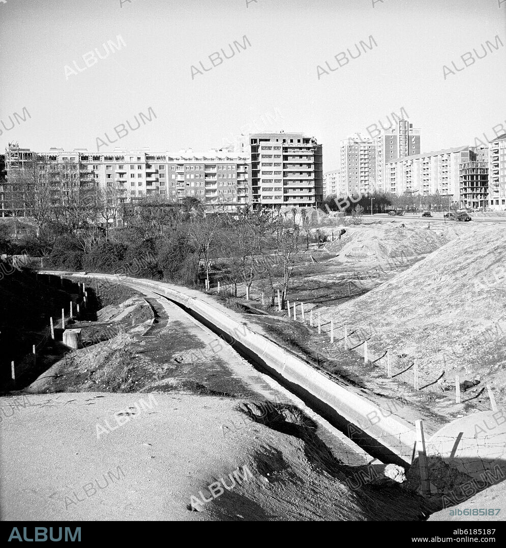 AVENIDA GENERAL PERON ESQUINA A LA CALLE ORENSE - INFRAESTRUCTURAS DEL CANAL DE ISABEL II - FOTOGRAFIA EN BLANCO Y NEGRO - 1954.