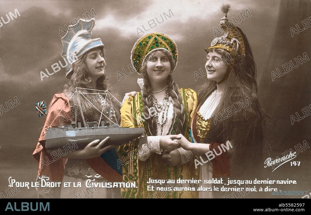 Histoire / Première Guerre mondiale /. Propagande. "Pour le droit et la civilisation. (...) ". (Personnification féminine des pays de la Triple Entente, de g. à d.: l'Angleterre, la Russie et la France). Carte postale française (photo de studio, parties coloriées). Paris, coll. particulière.