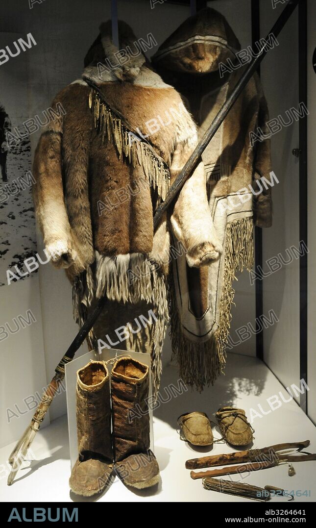 Pueblos esquimales. Inuit. Pesca de verano y primavera de las truchas y bacalao. Las truchas eran capturadas con un tenedor de pesca de mango largo. Indumentaria y objetos utilizados para pescar. Exposición de vestimentas y objetos esquimales. Museo de Historia (Historical Museum). Oslo. Noruega.