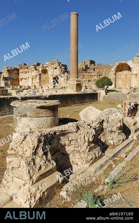 Baalbek / Heliopolis (Libanon), Tempelbezirk (Weltkulturerbe), Tempel des Jupiter Heliopolitanus (vollendet 2.Jh.n.Chr.), Großer Hof / Altarhof (134 x 112 m).-Ansicht es Großen Hofes mit Bassin und Ostmauer.-Foto, 2006.
