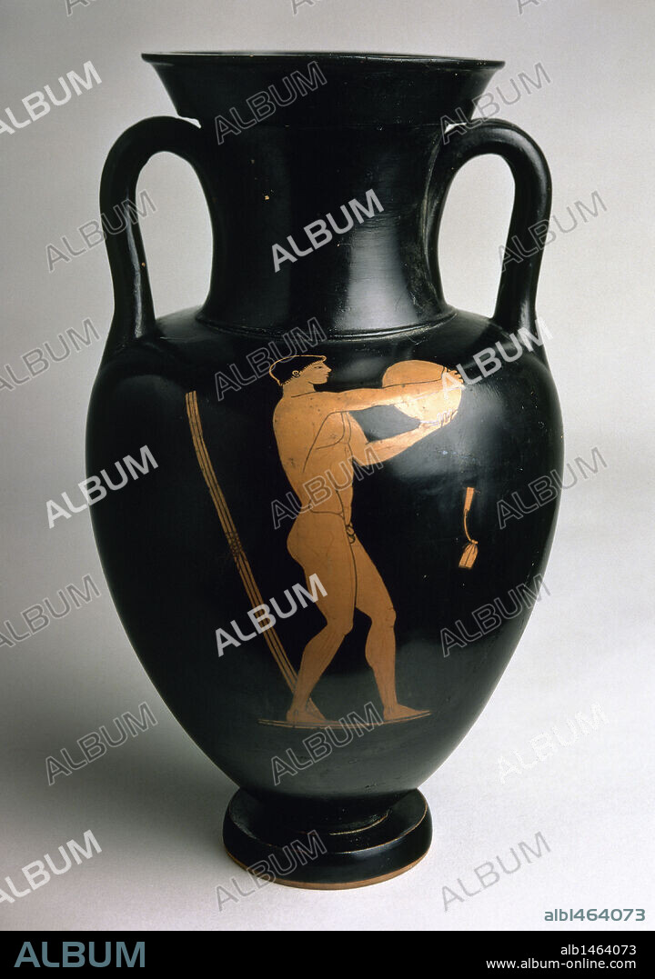 ARTE GRIEGO. ESPAÑA. CRATERA de boca amplia utilizada para mezclar el agua y el vino. De ESTILO ATICO y decorada con figuras rojas y barniz negro. En ella se representa a un ATLETA DISCOBOLO participando en unos JUEGOS FUNERARIOS. Fechado entre el 530 a. C. hasta el último cuarto del s. IV a. C. Museo Arqueológico Nacional. Madrid. España.