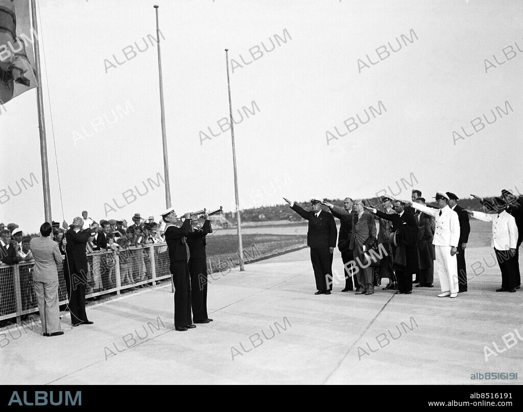 ARKIV 1936 . Bromma flygplats invigs. Tyska piloter gör Hitler-hälsning.. Inauguration of Bromma Airport in Stockholm. German pilots makes an hail Hitler salute.. Foto: TT / Kod 1900.