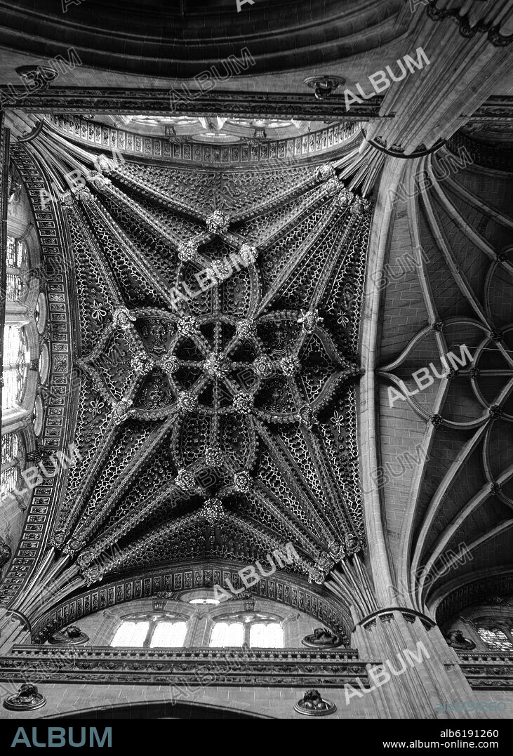BOVEDA DORADA Y POLICROMADA CON ANGRELADOS FLORONES Y CABEZAS DE ANGELES QUE CUBRE LA CAPILLA MAYOR - SIGLO XVIII - FOTOGRAFIA B/N - AÑO.