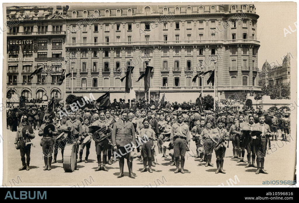 Barcelona. Tarjeta postal. Plaza de Catalunya. Formación de la banda de música de los boy scouts. Años 1930.
