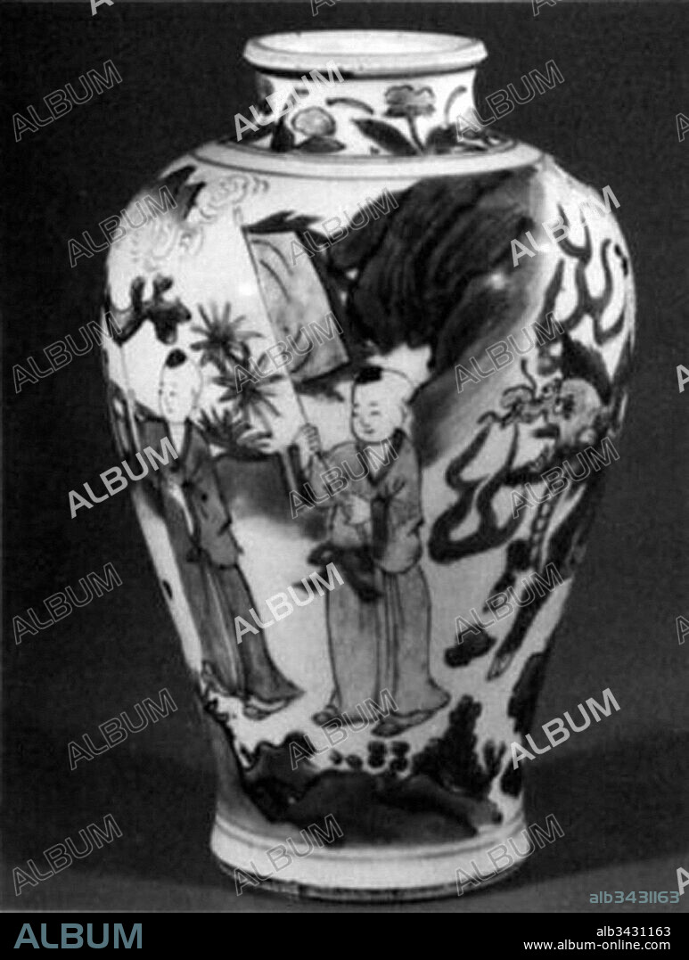 Vase, Ming dynasty (1368–1644), Wanli period (1573–1620), China, Porcelain with polychrome enamels, H. 7 1/4 in. (18.4 cm); Diam. 4 3/4 in. (12.1 cm), Ceramics.