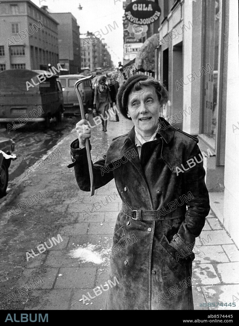 Barnboksförfattarinna Astrid Lindgren är välkänd och älskad av barn över hela världen. Hennes populära figur Pippi Långstrump har översats till omkring 70 språk. Nyligen hade den första tecknade filmen om Pippi premiär i Stockholm. I november 1997 fyller Astrid Lindgren 90 år. Här ses Astrid Lindgren med den kofot hon fått i present efter tat högklutt protesterat mot att hon tvingas betala över 100% i skatt på sin inkomst. Fenomenet döpte hon till Pomperipossaskatt. Bilden publicerad i boken Sjuttiotal av Jan Lundgren.. Foto: Per Kagrell / EXP / TT / Kod: 26. ** AFTONBLADET OUT **.