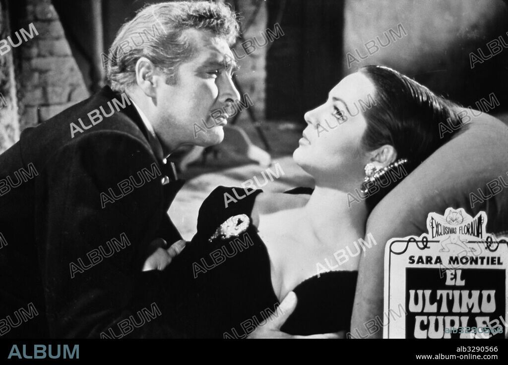 ARMANDO CALVO y SARA MONTIEL en EL ULTIMO CUPLE, 1957, dirigida por JUAN DE ORDUÑA. Copyright PRODUCCIONES ORDUÑA FILMS.