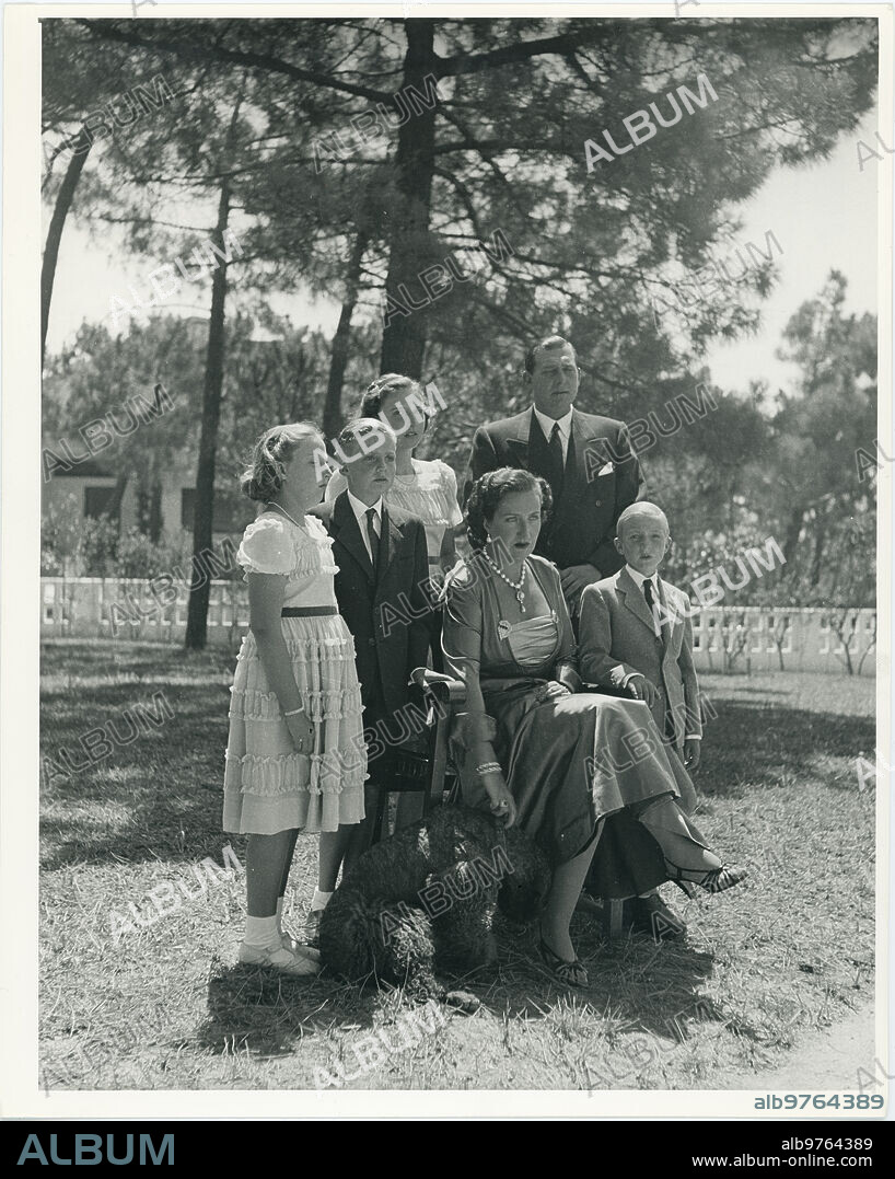 Estoril (Portugal), 1949 (CA.) Don Juan de Borbón y Doña María de las Mercedes con sus hijos, en Estoril, en 1949; de izquierda a derecha, Doña Margarita, Don Juan Carlos, Doña Pilar y Don Alfonso.
